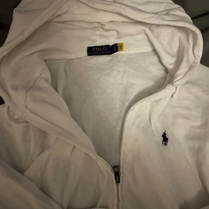 Ralph Lauren zip - Tjena!  Säljer nu en fet Ralph lauren zip i storlek Large, jag säljer den på grund av att den är för stor för mig. Vid andra frågor skriv till mig