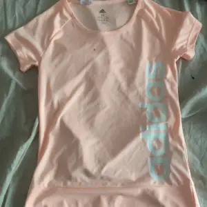 rosa fin adidas tshirt! har en liten fläck på men syns inte så mycket!! storlek M men mer som xs/s