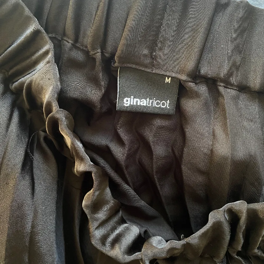 Lång kjol från Gina trixig i plisserat material med resår upptill. Den är lite liten i storleken så sitter mer som S än M. Inga defekter! . Kjolar.