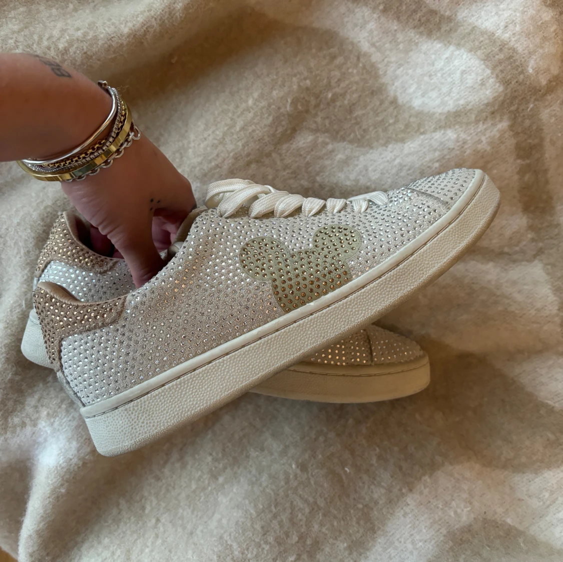 Beige sneakers med glittriga detaljer - 90