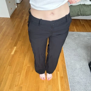 Lågmidjade kostymbyxor  - Superfina lågmidjade kostymbyxor från Hm, sparsamt använda❤️