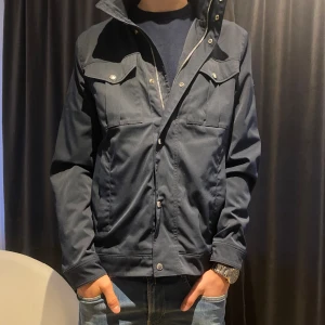 J.lindeberg field jacket - Säljer nu min feta fieldjacket från j.lindeberg, knappt använd sen ja köpte. Storlek S.  Skick 9.5/10 Nypris 3.4