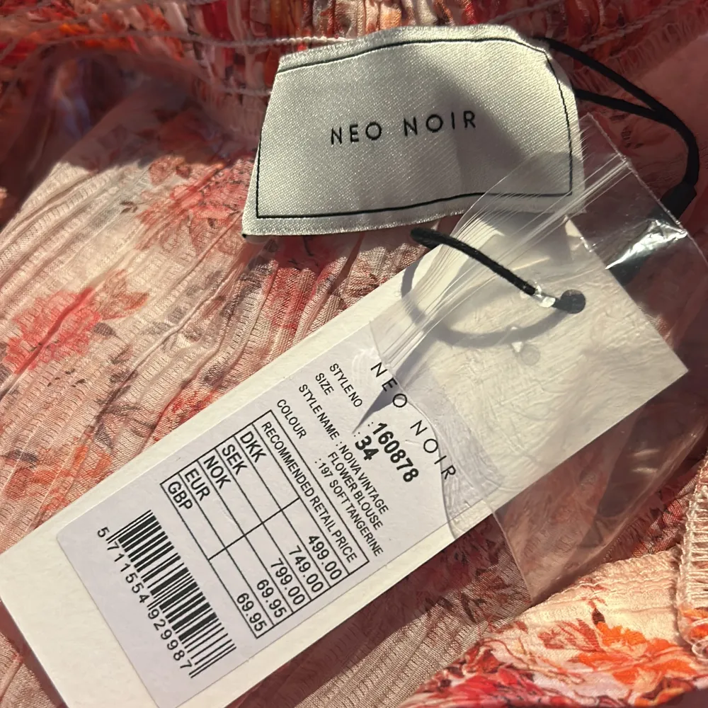 Världens sötaste blus🌸Den är i en korall rosa färg med jätte söta blommor och i ett super skönt tunt material. Blusen är helt oänvänd från neo noir med nypris 749🩷🥰. Puserot.