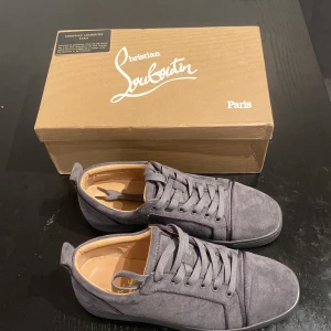 Loubs  - Nästan helt nya fick dom i födelsedagspresent och dom vart för små, skorna kommer me allt inklusive ett autenticitet kort.