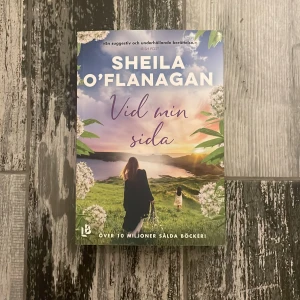 Bok - Vid min sida  - Väldigt bra skick 🌸