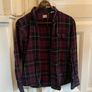 Jack & Jones skjorta - Jack & Jones skjorta säljes!  Storlek: Small Skick: Bra, varsamt använd   Nypris: 300 kr Mitt pris: 100 kr  Om ni är intresserade av fler kläder från min profil kan ni få ett paketpris! 
