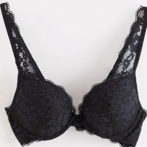 Spets bh - Jätte fin spets bh från Lindex Modell ”malva push up” HELT OANVÄND!!!! Storlek 75A