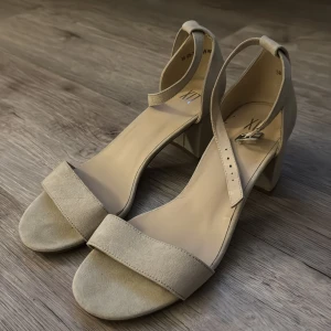 Klacksko - Storlek 38. Använda 1 gång.