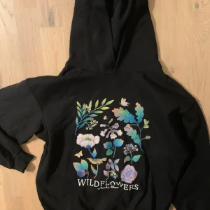 Blomtryck huddie - Blommtryck på framsidan 