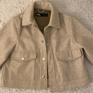 Zara kappa - Jättefin jacka som passar till allt säljer för 199kr.