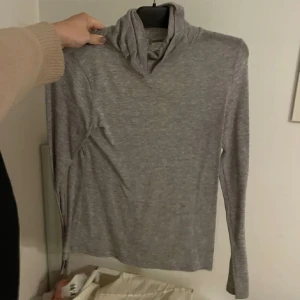 Grå stickad polo tröja - Vid köpa av flera varor sänks priset 🌟🌸