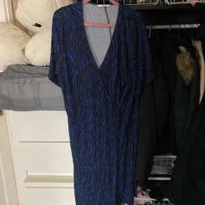 Klänning  - Ok skick vad jag ser priset är absolut diskuterbart och har du funderingar så tvecka inte på att höra av dig🥰