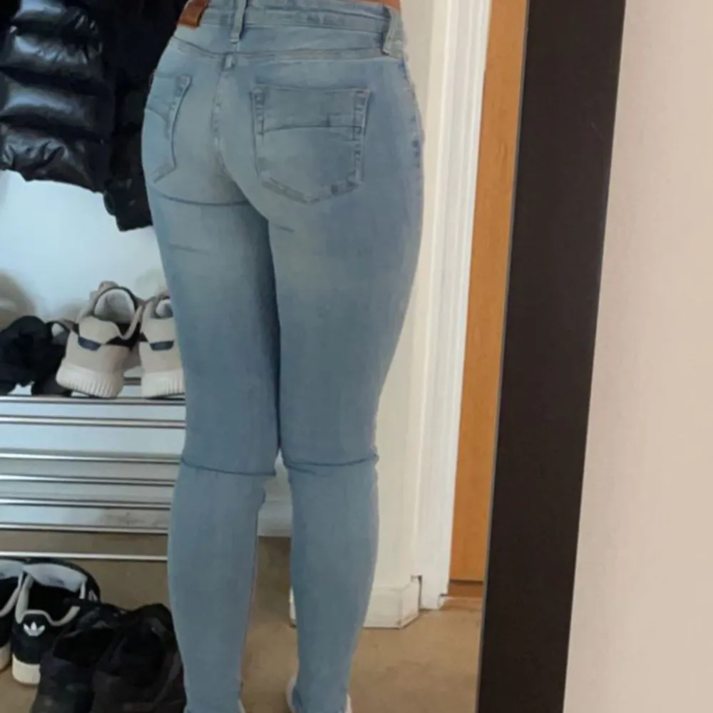 Säljer då jag inte längre använder dessa lågmidjade skinnyjeans i stl 32. Dom är stretchiga som dom passar mig som är 34☺️. Jeans & Byxor.