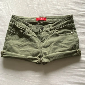 Guessshorts - Skitsnygga lågmidjade shorts från guess! Passar perfekt på någon som vanligtvis har strl xs❤️