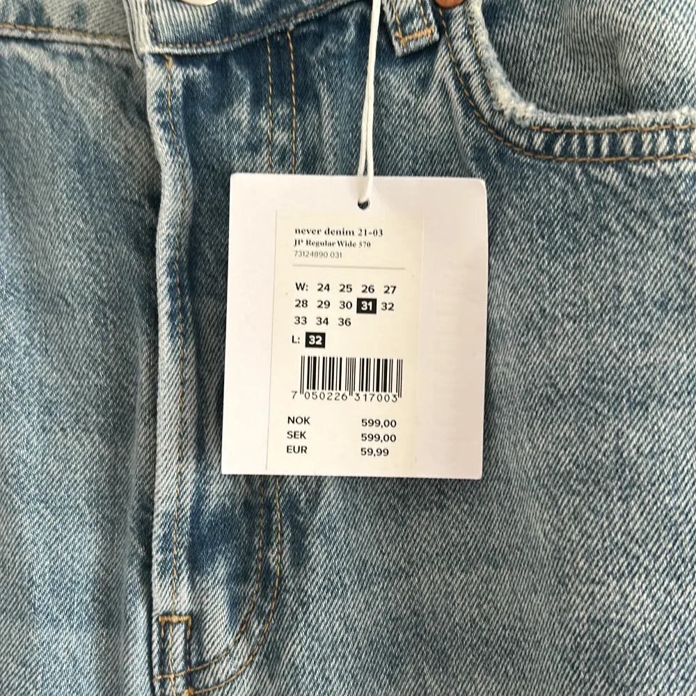 Säljer dessa jeans som jag aldrig ens användt pga kunde inte lämna tillbaka och de passar inte mig. Raka långa ljusblåa jeans med slitning på knäna. Storlek W31L32. Nypris 699 🌸. Farkut & Housut.