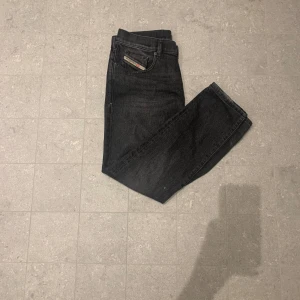 Diesel jeans - Tjena, säljer nu dessa schyssta diesel jeans som sitter slimfit i storlek 30/30. Jeansen kostar 1300 nypris men jag säljer för endast 200!  Säljer billigt pågrund av 2 små färgfläckar (se bild 2,3). Hör av er i pm vid frågor eller funderingar! 