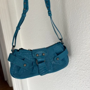 Blå väska - Superfin blå väska, använd 2 gånger så den är som ny! 💙köpt på Urban outfitters för 499kr. Kan mötas upp/ frakta men då står köpare för frakt 