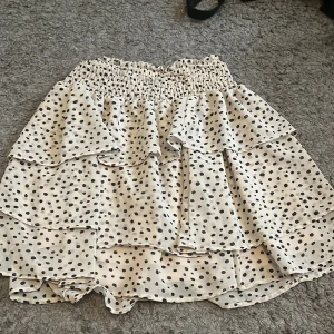 Säljer min kjol - Säljer min kjol som ursprungligen kommer från Lindex. Lappen finns ej kvar men den är i stolek xs men är dock ganska stretchig. 