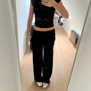 Alobha label kostymbyxor  - Svarta low waist kostymbyxor från alobha, de är väldigt långa i modellen då jag inte sytt upp dem samt helt i nyskick då jag aldrig använt dem. Nypris är 899kr