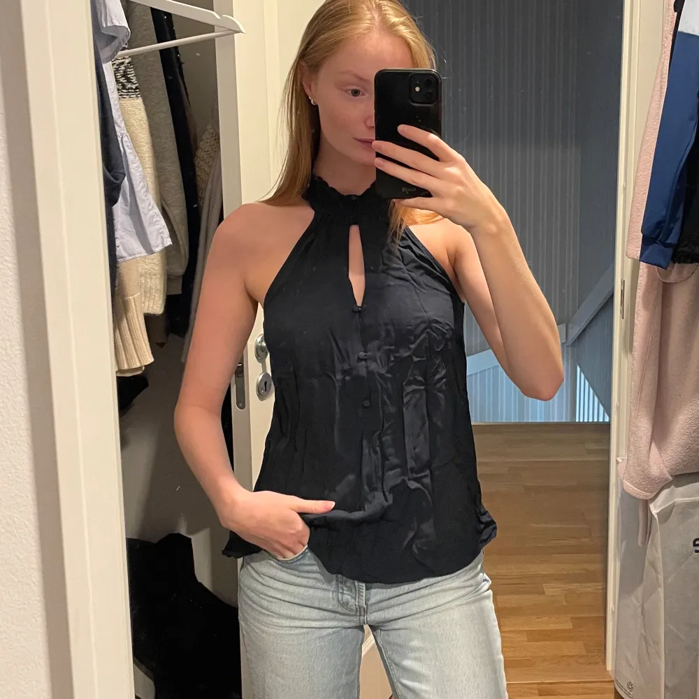 Jättefin halterneck blus köpt på Zalando! Som ny, storlek 34! (Jag är 170cm strl 34/36). Blusar.