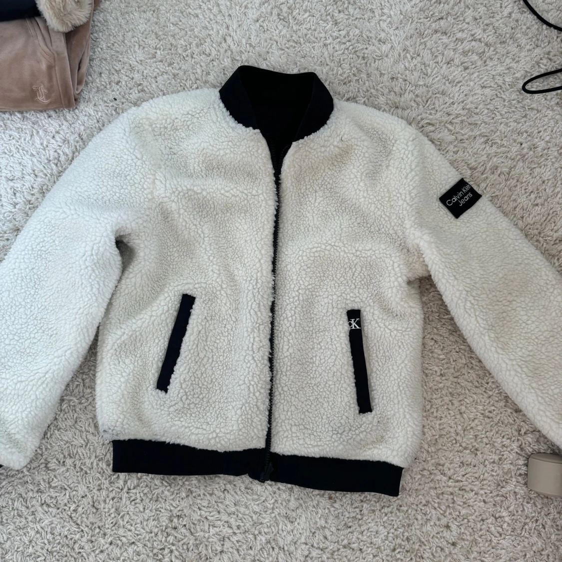 Calvin Klein jacka går att vända in och ut och ha på sig.  - 90
