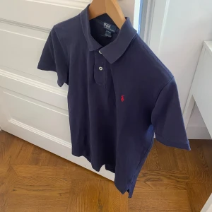 Ralph Lauren Piké - Nypris: 1700 kr  Mycket bra skick! Storlek: 14-16 (sitter som XS-S)
