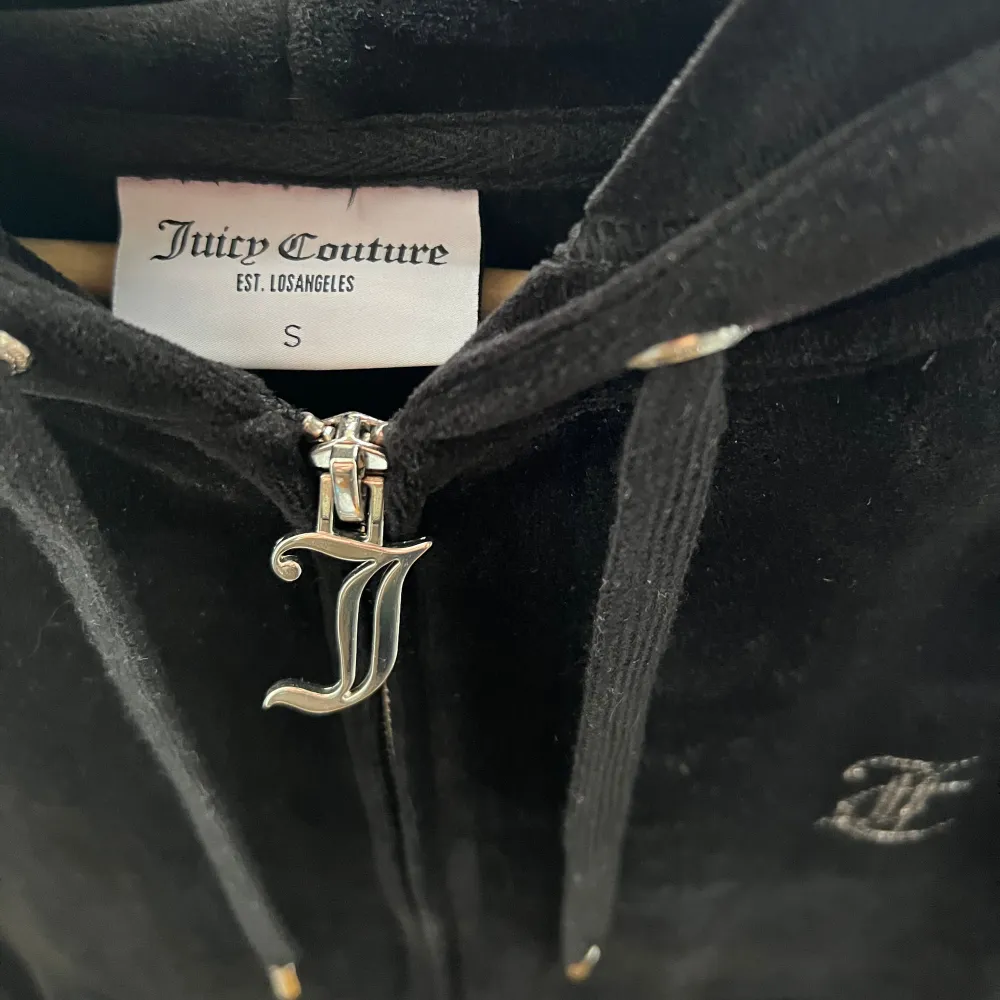  Juicy Couture hoodie som inte kommer till användning. Passar även XS❤️ Pris kan diskuteras. Säljer även en liknade fast i grå!. Hoodies.