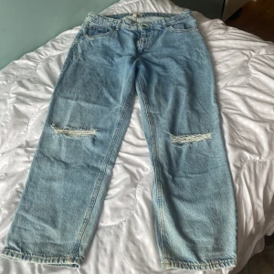Mom jeans  - Storlek 42 den har används men inga håll förutom på benen som är design. 