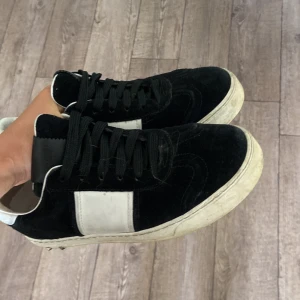 Valentino flycrew  - Riktigt feta valentinos🔥 Perfekt nu till sommaren. Två nittar saknas men annars i väldigt bra skick🔥 Storlek 35 men sitter som en 36,5-37. Pris kan diskuteras.