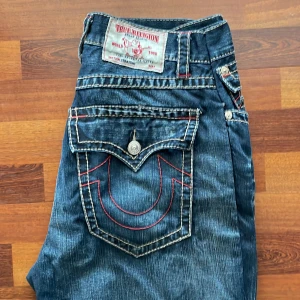 True Religion Jeans - Baggy True Religion jeans omsydda i midjan så de är lite vidare i benen än vanliga straight leg. Passar mig som är 182 cm. Innerben 68  OBS! De är Omsydda i midjan för att vara smalare och orginalmodellen hade en större midja. 