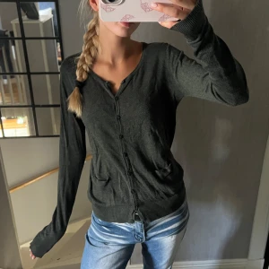 Kofta med fickor - Gullig kofta med fickor i jättebra skick