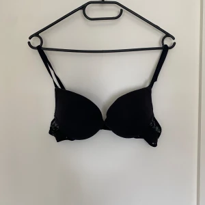 B-H - Svart bh från HM med spets band. Storlek 75A