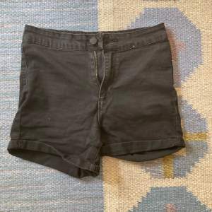 Säker dessa svarta jeansshorts, dom är använda och det syns därav det låga priset. Funkar dock perfa att använda fortfarande!