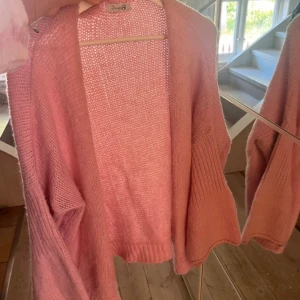 Kofta - Såå fin kofta ifrån Design by si💖 Storleken vet jag inte men den passar allt ifrån Xs S & M skulle jag säga beroende på hur man vill att den ska sitta🫶🏼 dyr i inköp!