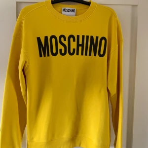 Moschino tröja  - Moschino tröja Storlek L/XL Skick 7/10 Knappt använd 