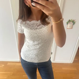 Spets topp - Vit off-shoulder spets topp från vila i storlek M men passar även S. Aldrig använd då jag har en annan likadan. Perfekt till vardag eller fest. 