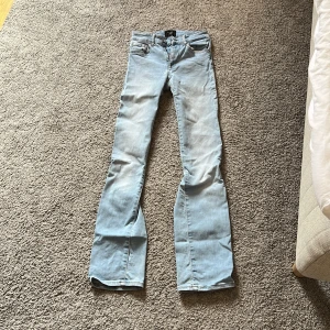 Utsvängda jeans 👖🩵 - Jätte fina utsvängda jeans ifrån Vero Moda 🩵 är i bra skick❣️