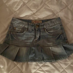 lågmidjad volangkjol - super gullig lågmidjad volangkjol med coola fickor 💓 kommer inte till användning