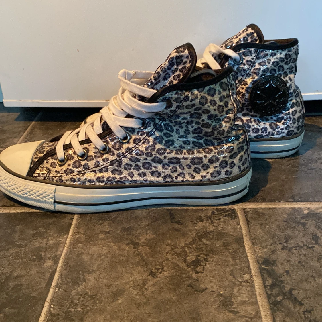 Svart/vita/glittriga paljetter leopard Converse
