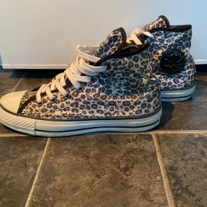 Svart/vita/glittriga paljetter leopard Converse - Riktigt snygga Converse i strl 39