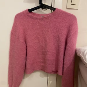 Stickad tröja - En jätte fin rosa stickad tröja från H&M, säljer på grund av att den inte andvänds. 😊