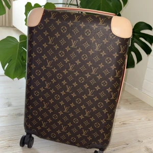 Louis Vuitton resväska  - Lite slitet skick men funkar fint ändå. Säljs billigt då dragkedjan är väldigt sliten. Ibland måste jag fixa till med en vanlig kökskniv då den går lite snett men det fixar sig på ca 2 min. Säljs därmed i befintligt skick. 