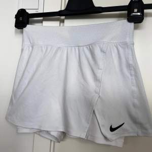 Säljer Nike tenniskjol med shorts inbyggd i storlek xs i bra skick 