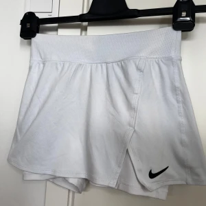 Nike tenniskjol vit  - Säljer Nike tenniskjol med shorts inbyggd i storlek xs i bra skick 
