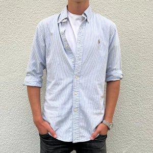 Ralph Lauren - Säljer en fet randog Ralph Lauren skjorta i Storlek S.  Modellen på bilden är 180 och väger 63kg Tveka inte på att höra av dig!