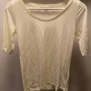 FILIPPA K t-shirt - Använt ett par gånger 