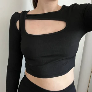 Långärmad topp - Supersnygg långärmad topp med fina detaljer, perfekt både till fest och vardags. Toppen är helt oanvänd. 🖤