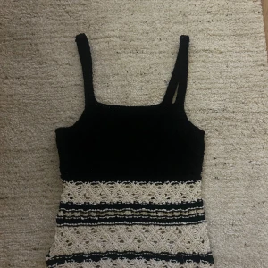 Stickad topp  - Säljer denna slutsålda toppen från Zara. Ny utan prislapp❤️