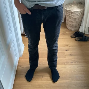 Nudie Jeans - Nudie Jeans W32 L34 Modellen är Thin Finn (äldre varianten av Grim Tim). Skicket är bra, de är lagade i skrevet men det syns inte när man bär dem. Ber om ursäkt för lite suddiga bilder, hör av dig om du är intresserad så kan jag fixa bättre