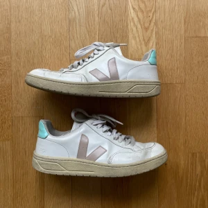 Veja V-12 - Veja sneakers i stl 38. Modellen är V-12. Skorna är mycket använda därav priset. 🩷